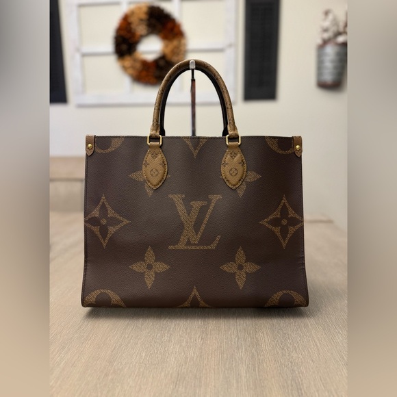 LV On the Go MM Reverse Monogram - Picture 3 of 10